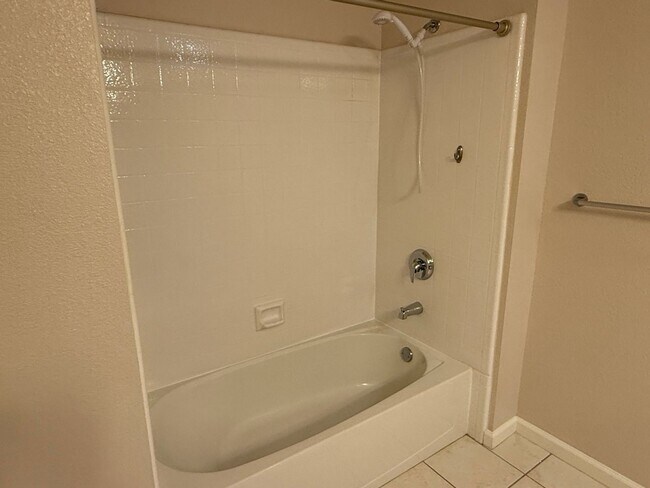 Building Photo - Beautiful 2 Bedroom 2 Bath Condo in the De...