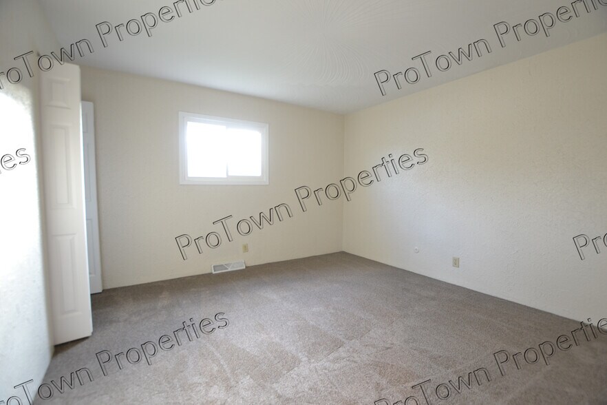 Building Photo - 654 Meadowood Ln