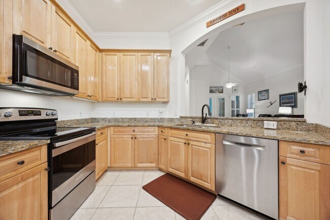 Building Photo - WALK TO THE BEACH!