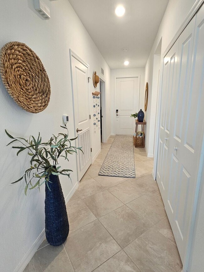 Building Photo - Annual UNFURNISHED or FURNISHED for your convenience: 2 Bedroom 2 Bathroom 2nd Floor Elevator acc...