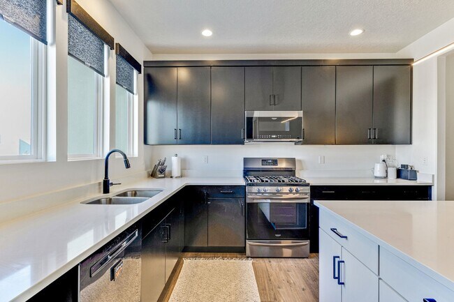 Building Photo - Beautiful Townhome in Daybreak