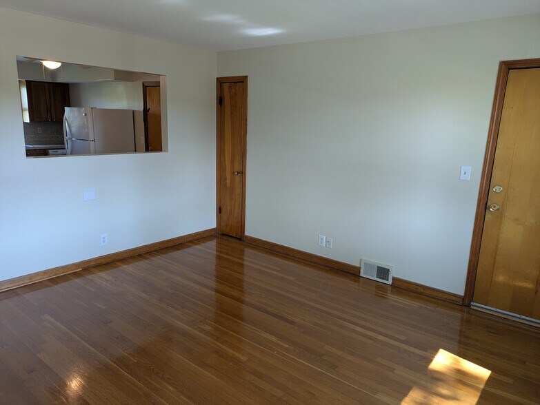 Building Photo - 2909 Abigail Dr