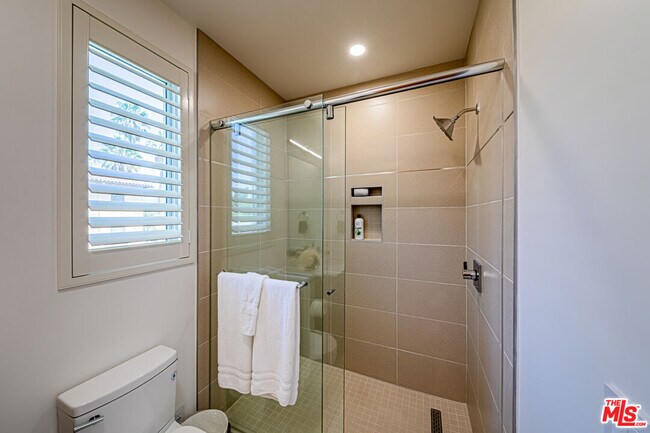 Building Photo - 6142 1/2 Lexington Ave