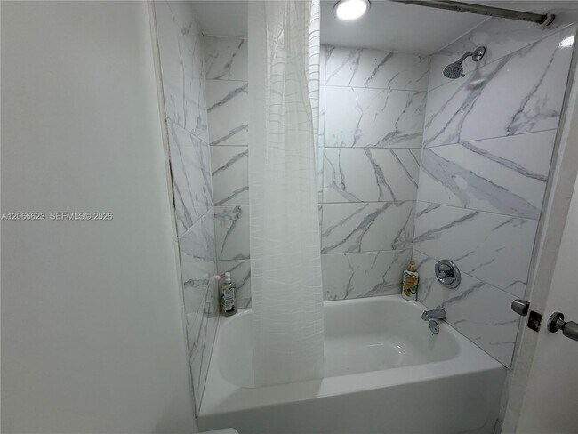 Building Photo - 18031 Biscayne Blvd