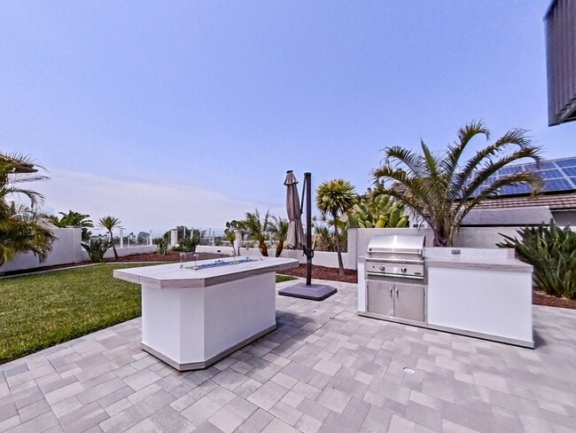 Building Photo - Spectacular 4 bedroom family home with oce...