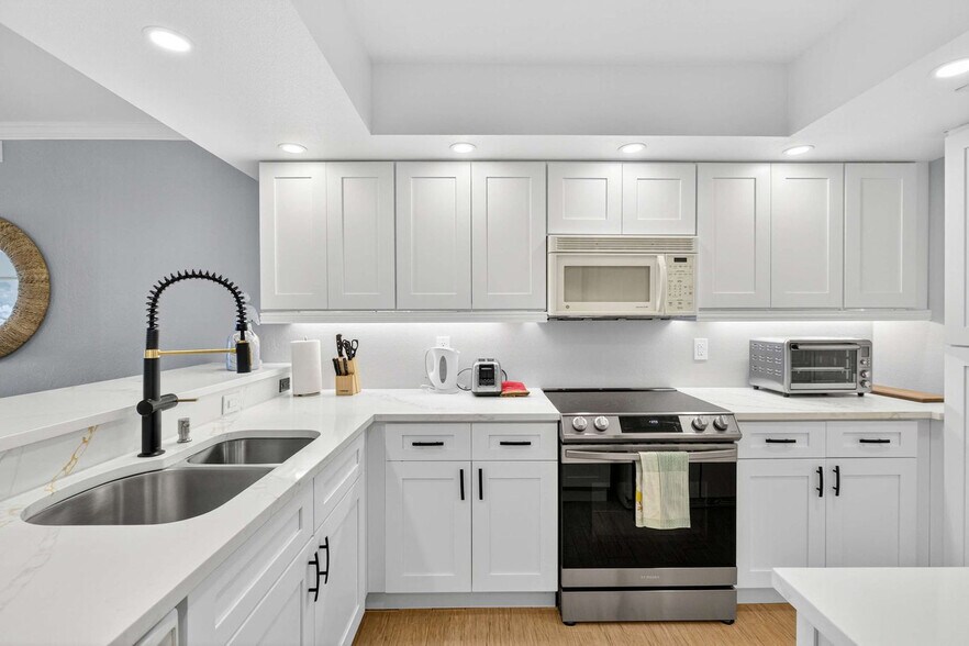 Building Photo - 5201 Gulf of Mexico Dr