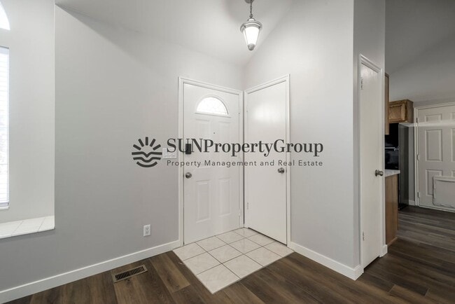 Building Photo - Great Updated Family Home in Excellent Clinton Location!