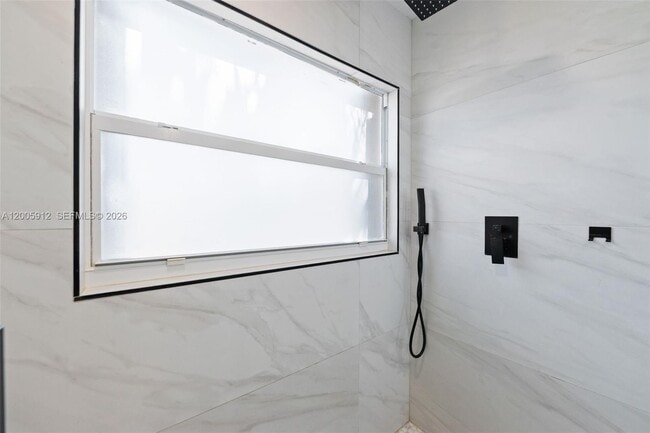 Building Photo - 21012 NE 34th Ct