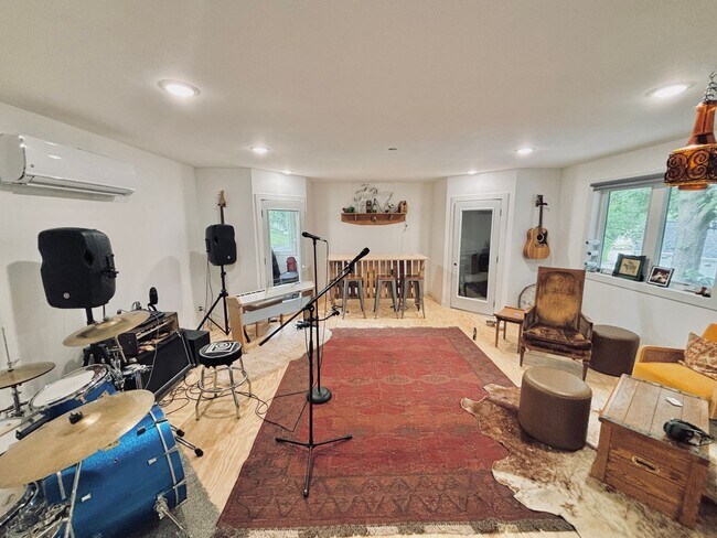 Building Photo - Rare Minnehaha Parkway rental under 5k! Be...