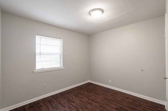 Building Photo - 3 Bedroom, 1 Bath Home!