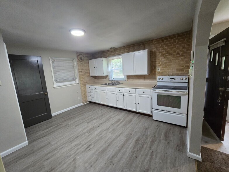 Building Photo - 9701 Green Valley Dr