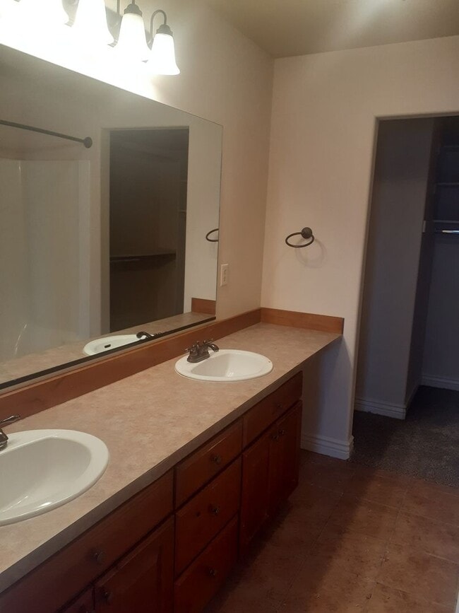 Building Photo - 3 Bed, 2.5 Bath, Rock Creek Townhome