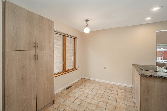 Building Photo - 3301 Thornbrook Ct