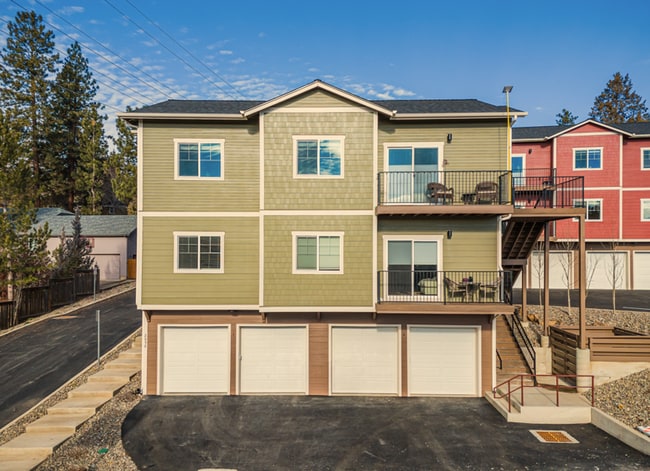 Building Photo - 2 Bed/1 Bath Duplex Apartment with Two Car...