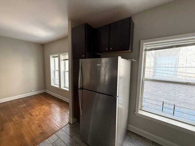 Building Photo - 836 E 53rd St