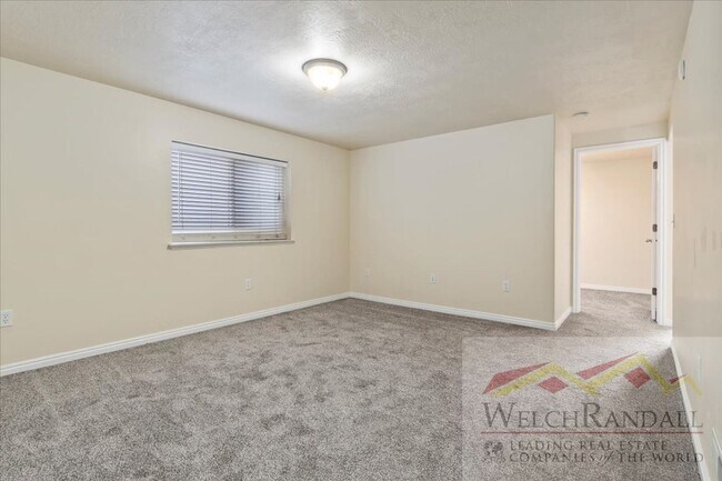 Building Photo - Spacious Residence in Taylorsville – 5 Bed...