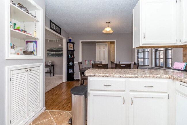 Building Photo - Large SW CoMo Duplex - 4 bed - 2.5 bath