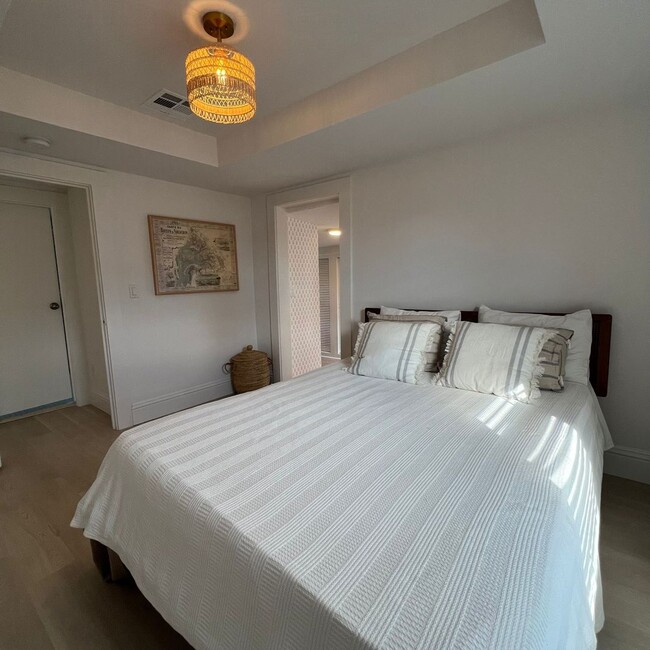 Building Photo - Stunning FULLY FURNISHED 3/2.5 entire hous...