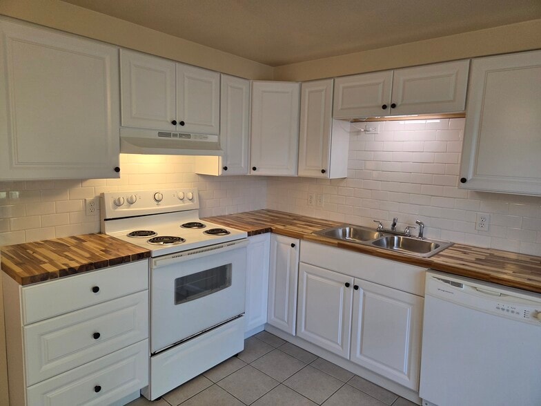 Building Photo - 496 Mercer Rd