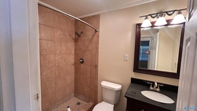 Building Photo - 2106 Giles Dr NE