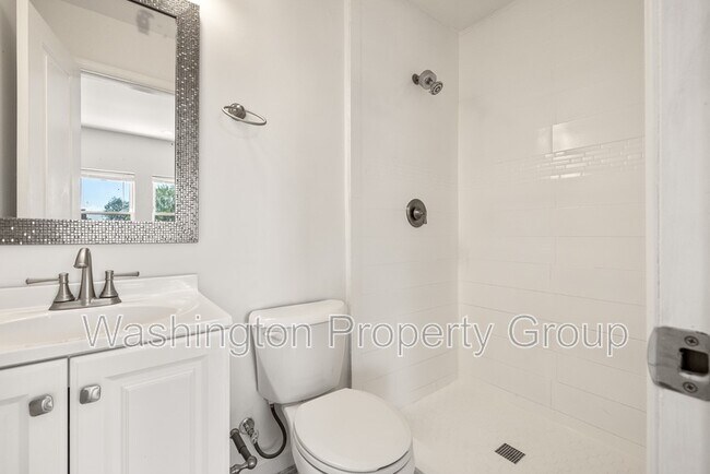 Building Photo - 329 18th Pl NE