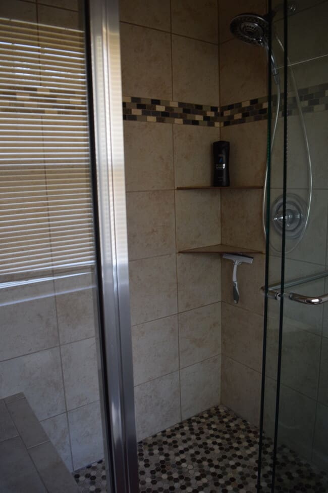 Building Photo - BEAUTIFULLY RENOVATED AND SPACIOUS COLONIA...