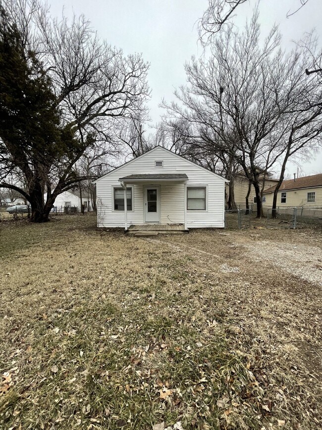 Building Photo - "Charming 3-Bed Home with Gleaming Hardwood Floors in Prime Wichita Location!"  Hurry! Limited-Ti...