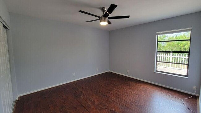 Building Photo - 556 Holly Dr