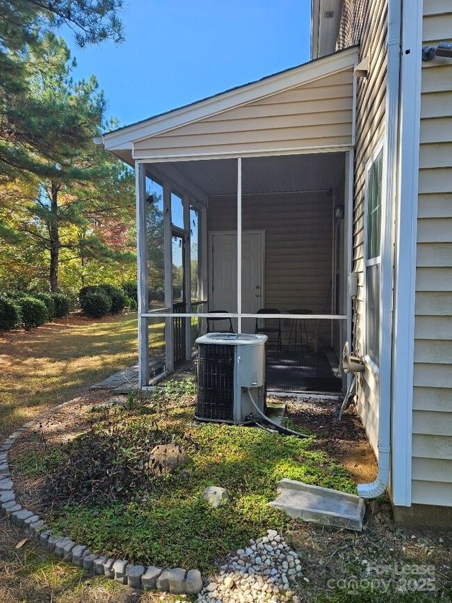 Building Photo - 2219 Crosscut Dr