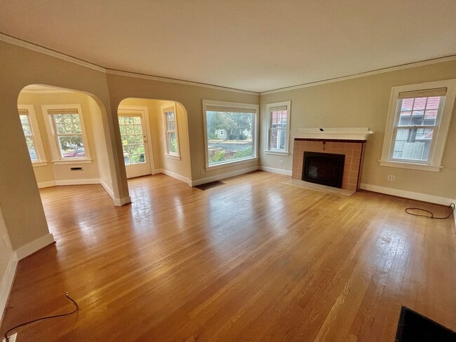 Building Photo - Rare Find, Large 3bd/2bathroom (w/ Bonus Rooms) House Near Rose City Golf Course