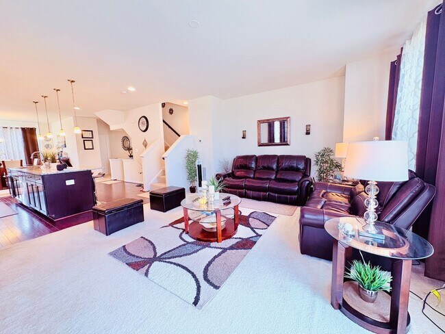 Building Photo - EMBREY MILL - END UNIT TOWNHOUSE