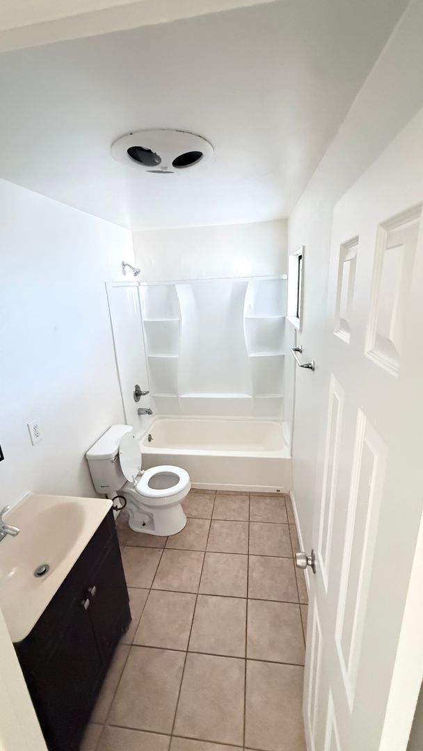 Building Photo - 1 MONTH FREE- 2 bedroom 1 bath unit available.