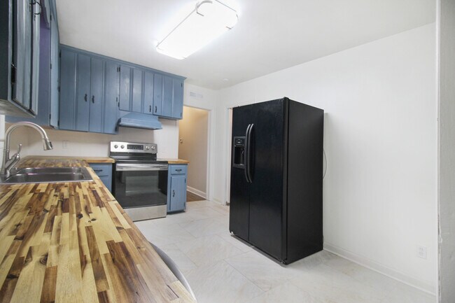 Building Photo - 3739 Honeysuckle Ct