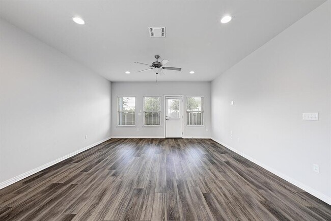 Building Photo - 8816 Mina Dr