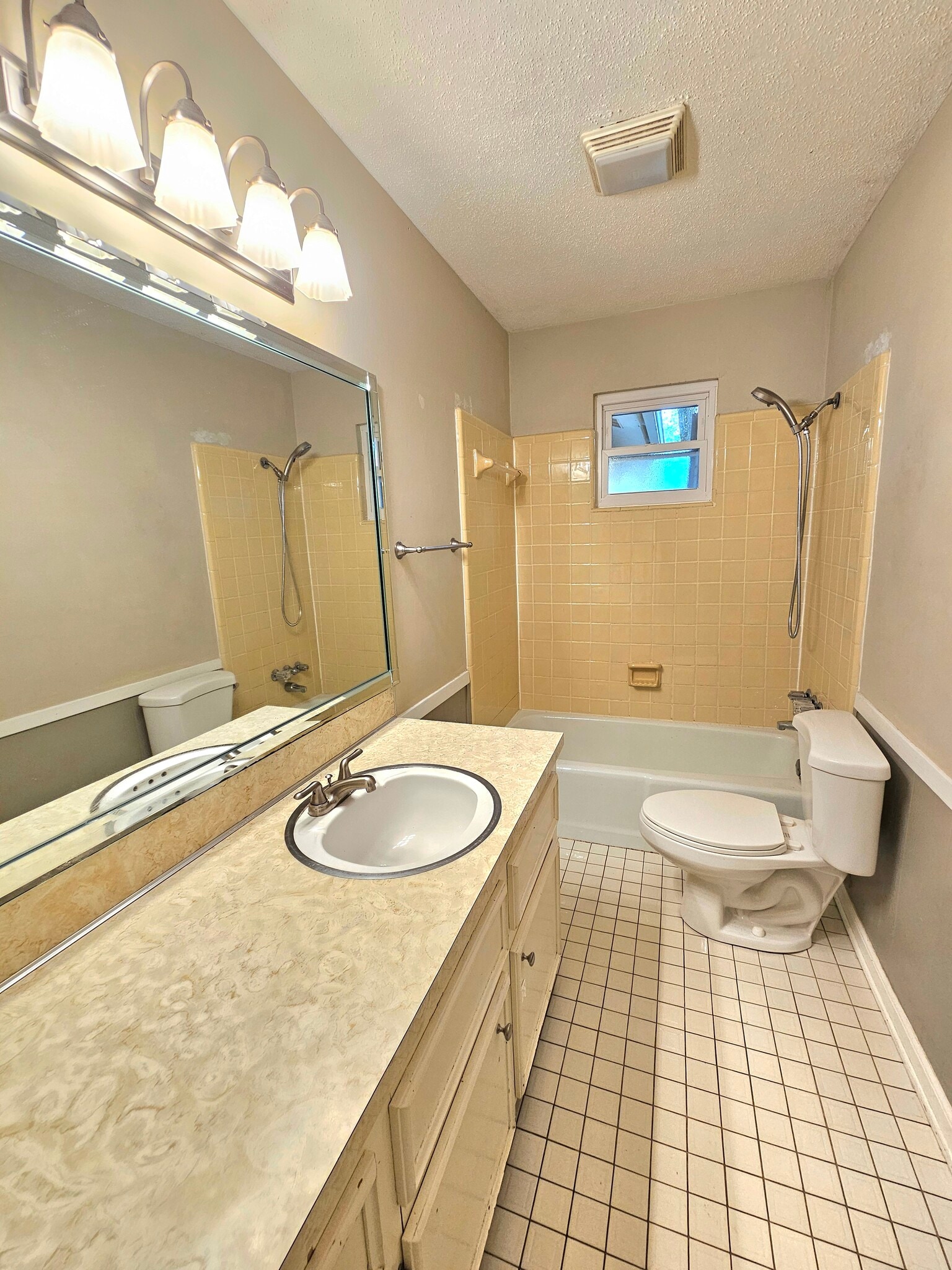 Building Photo - 516 Colynwood Dr