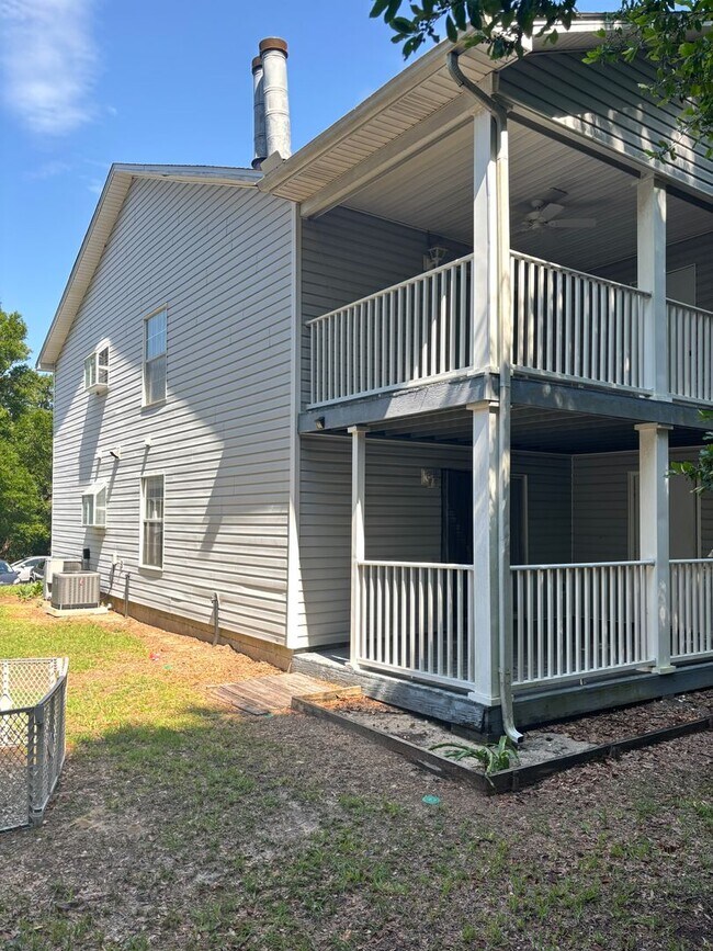 Building Photo - Downstairs condo at Lake Chateau!