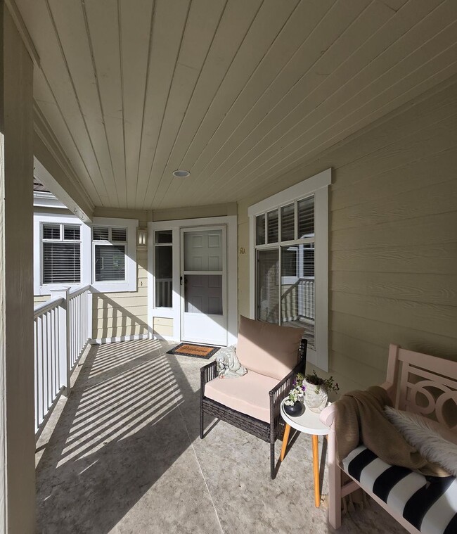 Building Photo - ***PENDING APPLICATIONS***2 Bedroom 1.75 B...