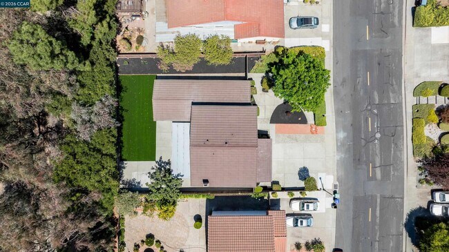 Building Photo - 121 Violet Rd