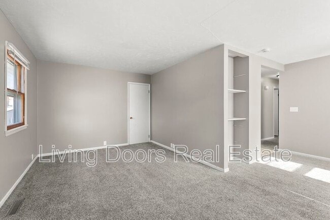 Building Photo - 348 S 5th St