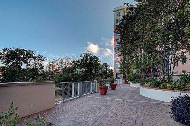 Building Photo - 54 Rainey St