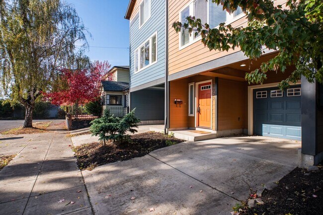 Building Photo - STILL AVAILABLE! Special: Only $500 Securi...