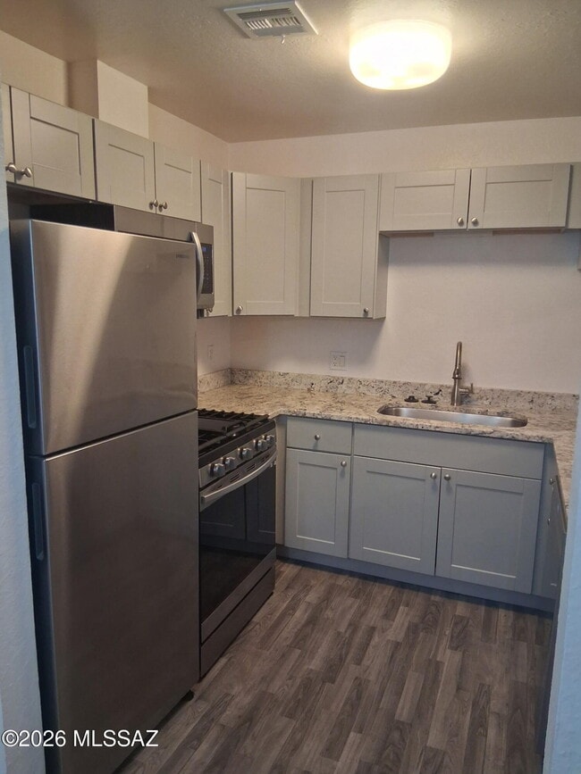 Building Photo - 806 S Langley Ave