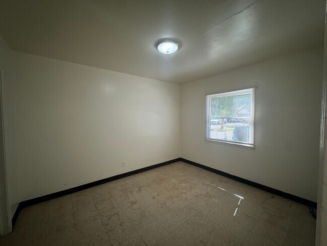 Building Photo - Cozy two bedroom in 93308!