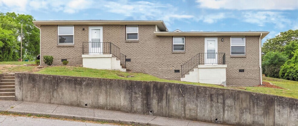 Building Photo - 895 W Sharpe Ave