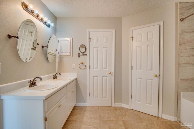 Building Photo - 5029 Lantana Dr