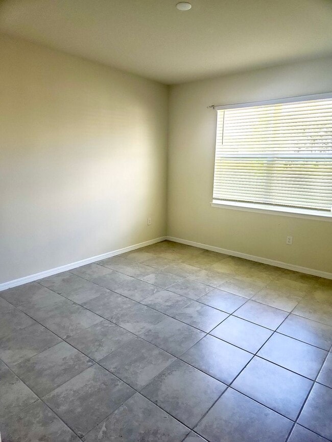 Building Photo - Call Ed for showings (352) 217-0284