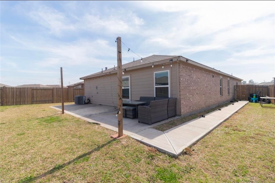 Building Photo - 15310 Albert Oak Dr
