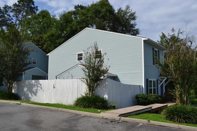 Building Photo - 697 Timberwood Cir E