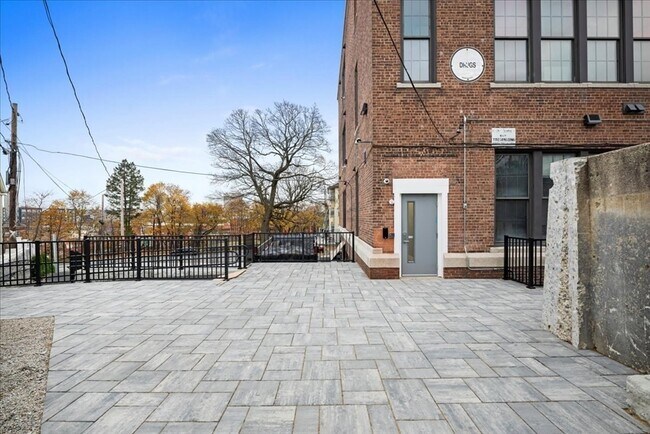 Building Photo - 22 Waverly St