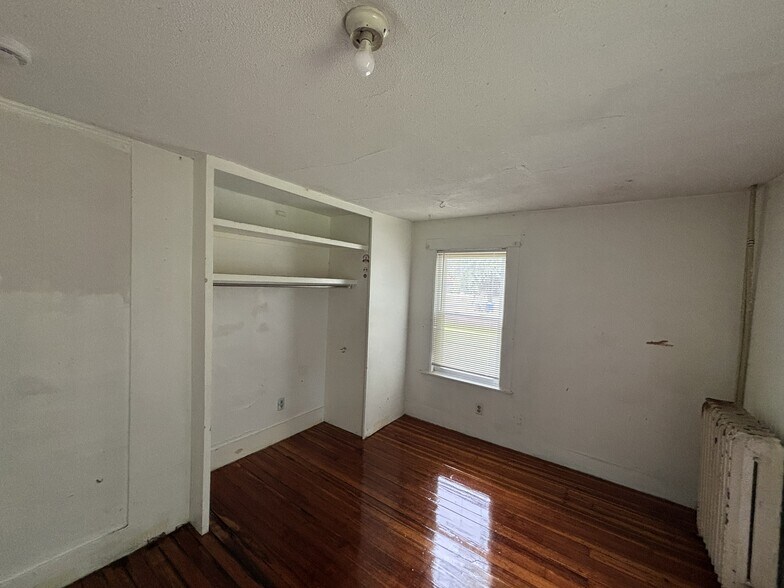 Building Photo - 69 Meadow St